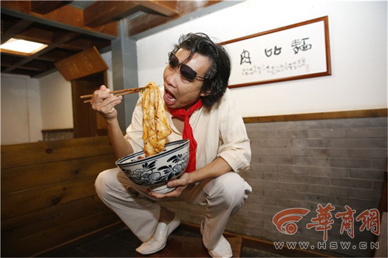 凉皮肉夹馍绝配！西安美食神文案，网友太有才