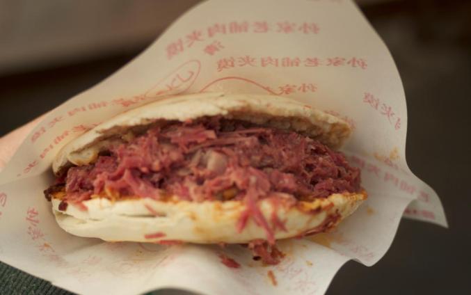 凉皮肉夹馍_西安特色菜夹馍推荐_西安肉夹馍制作方法